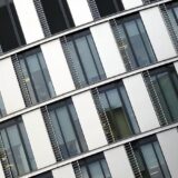 Diferența dintre economisire și investiție, explicată simplu